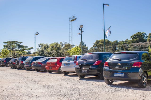 Valet de Aparcar Argentina recibiendo un vehículo