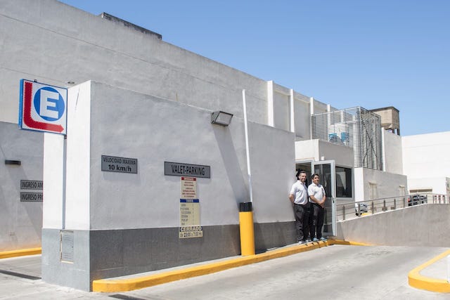 Valet abriendo la puerta a un invitado